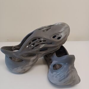 Adidas Yeezy Foam Rnners  Kids Size 5 Gray Excellent Condition.